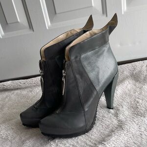 Atalanta Weller designer gray green zip up “Spock” leather high heel booties